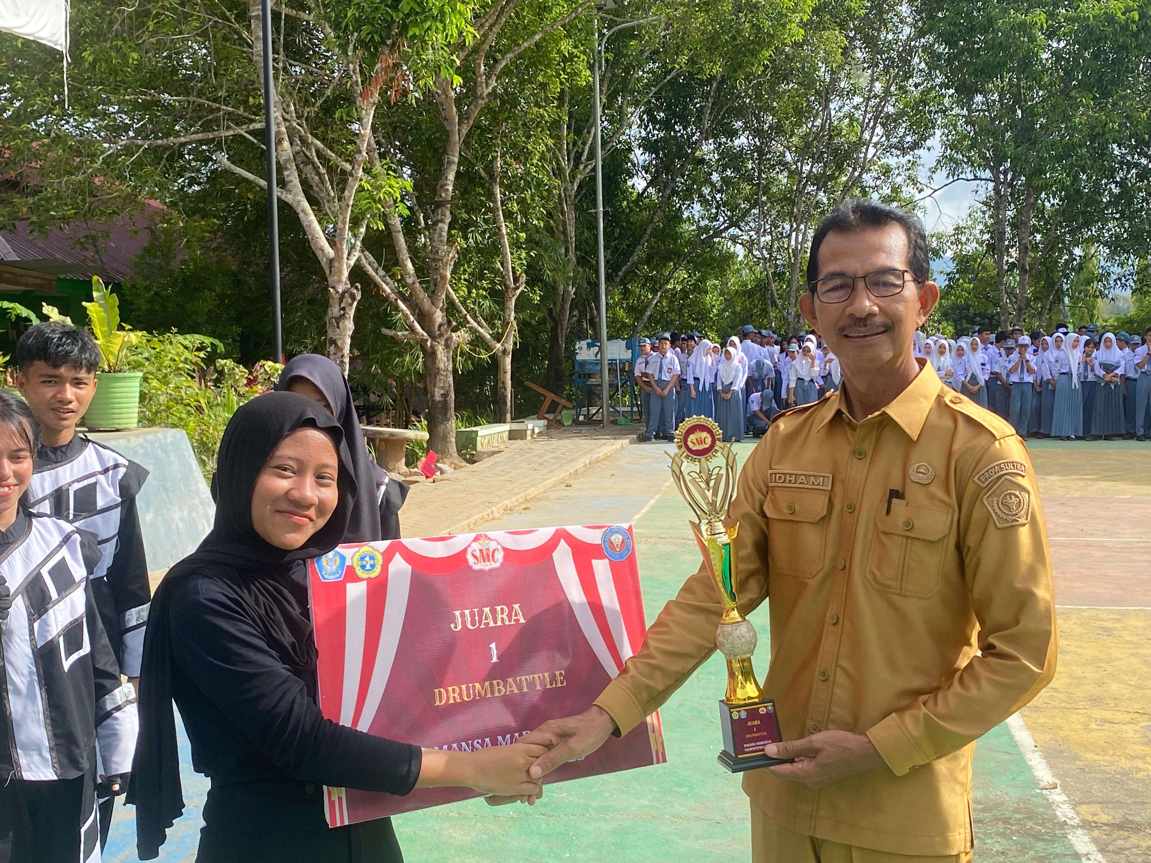 Penyerahan Piala Juara 1 Lomba Drumbattel